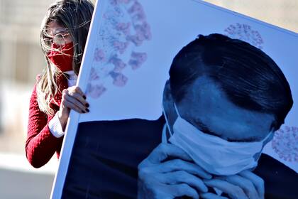 Una manifestantes contraria a Bolsonaro
