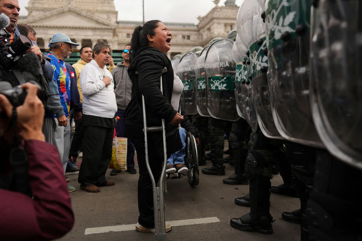 Una manifestante protesta contra el el veto del presidente Javier Milei a un proyecto de ley aprobado por el Congreso para aumentar el gasto en pensiones y ampliar las protecciones para las personas con discapacidad, en Buenos Aires, Argentina, el martes 5 de agosto de 2025.
(AP Foto/Rodrigo Abd)
