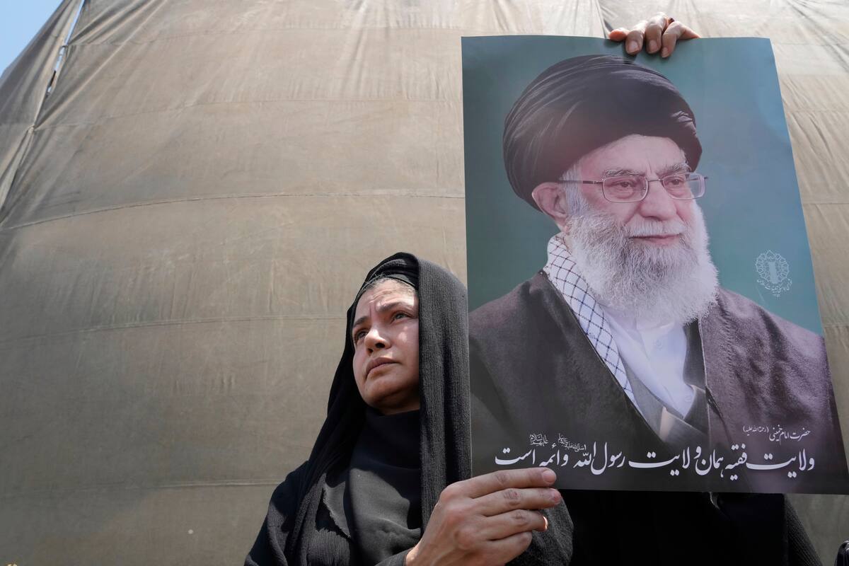Una manifestante sostiene un cartel con la imagen del líder supremo de Irán, el ayatolá, Ali Khamenei, en una concentración contra Israel, en Teherán