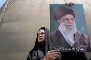 Una manifestante sostiene un cartel con la imagen del líder supremo de Irán, el ayatolá, Ali Khamenei, en una concentración contra Israel, en Teherán