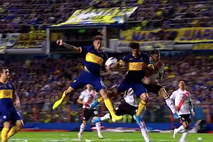 Una mano no intencional de Emmanuel Mas derivó en un gol de Eduardo Salvio en el Boca 1 vs. River 0 de vuelta de una semifinal por la Copa Libertadores de 2019; el tanto fue anulado, pero con el criterio que regirá desde 1 de julio no lo habría sido.