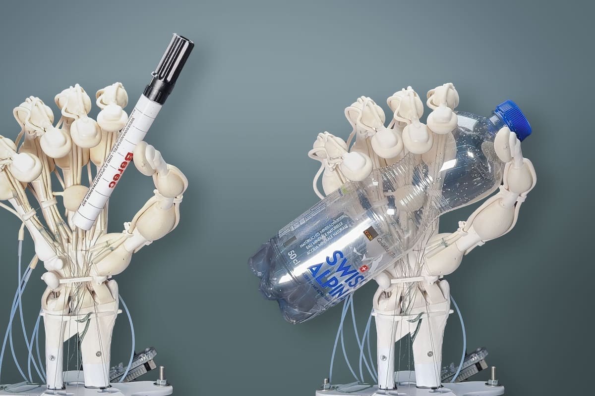 Una mano robot con tendones y ligamentos de plástico, impresa con una nueva técnica que permite mezclar materiales de diferente dureza y elasticidad, y promete revolucionar la creación de robots y de prótesis