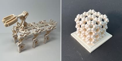 Una mano robot con tendones y ligamentos de plástico, impresa con una nueva técnica que permite mezclar materiales de diferente dureza y elasticidad, y promete revolucionar la creación de robots y de prótesis