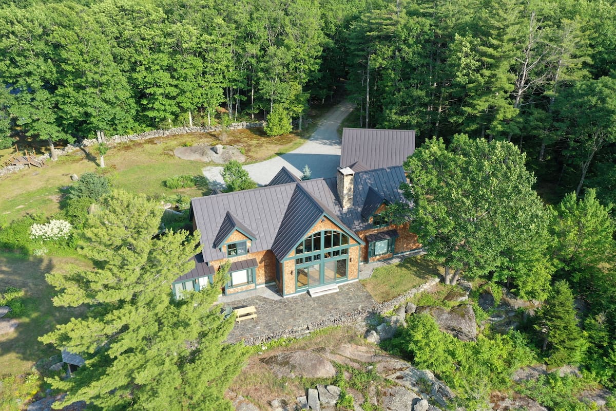 Una mansión escondida, el lugar casi perfecto para la expareja de Jeffrey Epstein