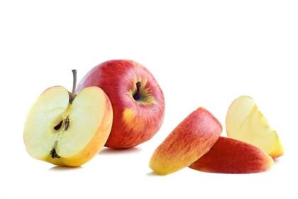 Una manzana mediana contiene alrededor de 95 calorías y aporta 4.4 gramos de fibra