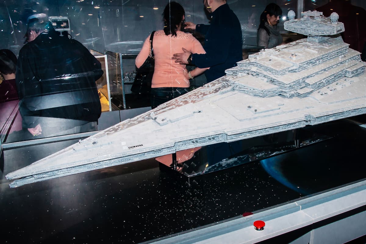 Una maqueta a escala con piezas Lego del Destructor Imperial de Star Wars, una posible inspiración para la enorme nave que China evalúa desarrollar para explorar el espacio