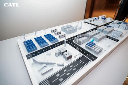 Una maqueta muestra las aplicaciones del almacenamiento con baterías y su integración con la generación solar y eólica.