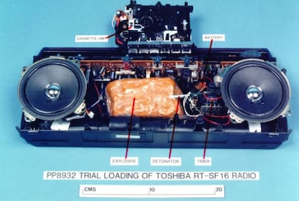 Una maquetación en las pruebas de cómo era la radio Toshiba que llevaba la bomba (Foto: Getty Images)