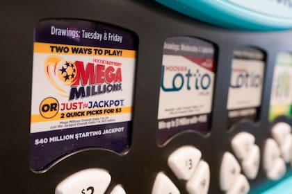 Una máquina con el logo de Mega Millions (AP Photo/Darron Cummings)