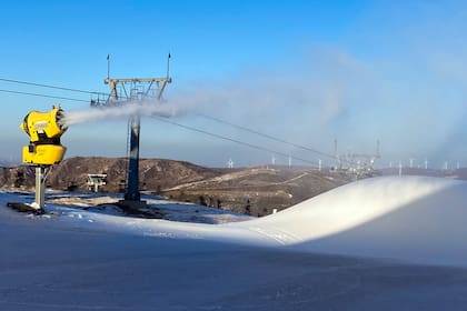 Una máquina de nieve en el valle de Zhangjiakou, China, donde se desarrollan competencias de los Juegos Olímpicos de Invierno de Pekín. (Keith Bradsher/The New York Times)