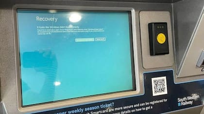 Una máquina expendedora de tiquetes de tren fuera de servicio.