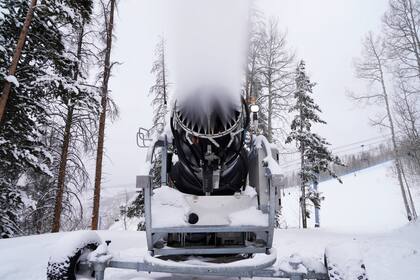 Una máquina sopla nieve en Vail Mountain Resort, el miércoles 29 de diciembre de 2021, en Vail, Colorado. (AP Foto/Brittany Peterson)