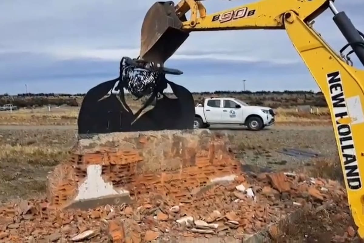 Una máquina vial arremete contra el monumento a Osvaldo Bayer