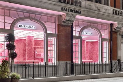 Una marca de moda top tapizó entero su local en Londres con piel falsa rosa para homenajear su cartera maximalista Le Cagole