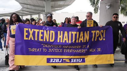Una marcha a favor de mantener el Estatus de Protección Temporal para los haitianos en Estados Unidos, en Fort Lauderdale, Florida, el 28 de enero de 2026. (AP foto/Lynne Sladky)