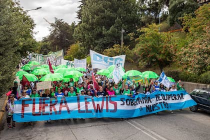 Una marcha contra Joe Lewis para que libere el acceso a Lago Escondido