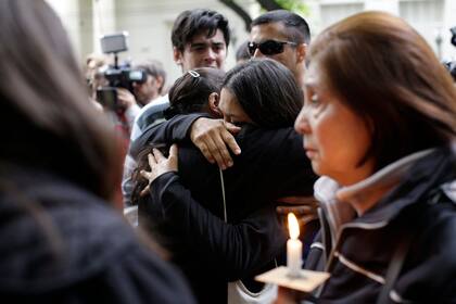 Una marcha contra la violencia de género se realizó en Mendoza, el 24 de octubre de 2016, después del asesinato de tres mujeres de la misma familia. Cientos de personas se juntaron en la Legislatura de Mendoza. La hermana de Claudia, Carolina, contenida por una vecina.