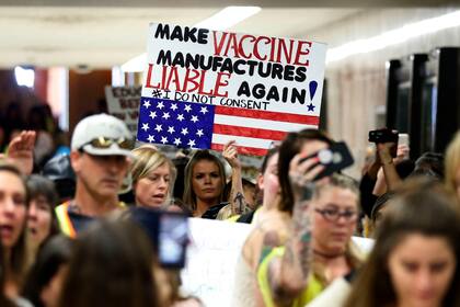 Una marcha de grupos antivacunas en Sacramento, California, el jueves pasado; los manifestantes se oponen a una medida del gobierno estatal que supervisa a médicos que entregan certificados fraudulentos de excepción de vacunas