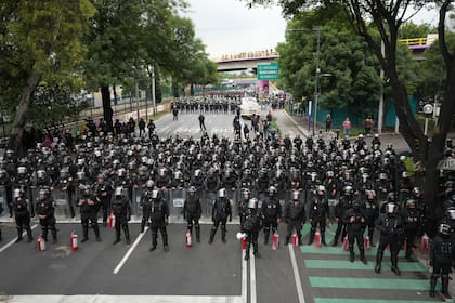 Una marcha de maestros que amenaza con boicotear la fiesta inaugural tiene en vilo a las autoridades mexicanas
