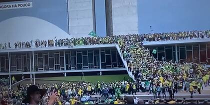 Una marea humana se apodera de las sedes de los tres poderes en Brasilia, el 8 de enero de 2023