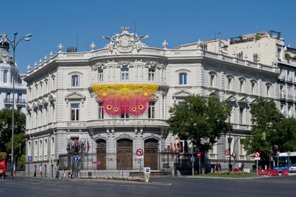 Una mariposa gigante en la fachada del Palacio de Linares, como parte del programa Conexión Buenos Aires-Madrid