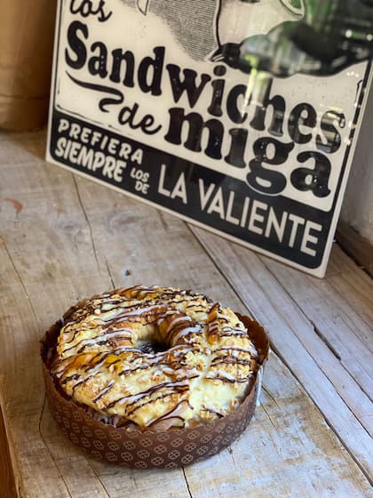 "Una masa dulce, con mucha manteca de calidad, más cantidad de miel que de azúcar, ralladura de limón y una buena pastelera", dicen en La Valiente