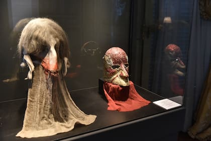 Una máscara de la película "El Casanova", de 1976, y una máscara de carnaval, entre los objetos exhibidos en la exposición itinerante que ya pasó por Roma y otras ciudades europeas