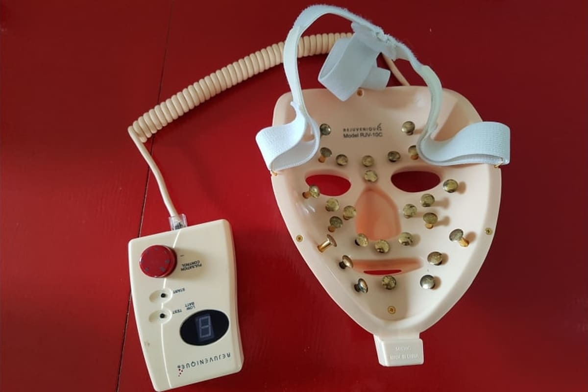 Una máscara de Rejuvenique por dentro; se suponía que rejuvenecía la piel, pero muchos usuarios reportaban que usar la máscara era una tortura