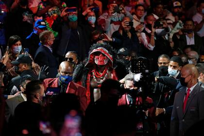Una máscara esquelética: Wilder puso lo suyo en el espectáculo previo a las trompadas.