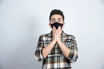 Una mascarilla mal ajustada (con huecos entre el borde de la mascarilla y la cara) puede ver reducida su eficacia a la mitad