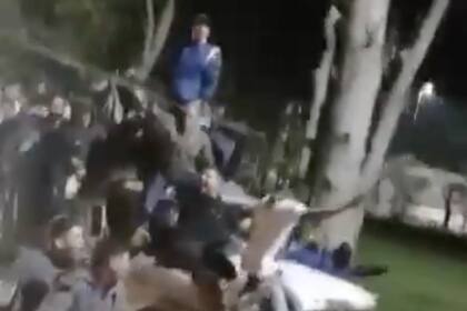 Una masiva caravana de trabajadores de la construcción afiliados a la Uocra se movilizó anoche por las calles de La Plata para reclamar por la situación procesal del exlíder del sindicato Pata Medina y su hijo Puli