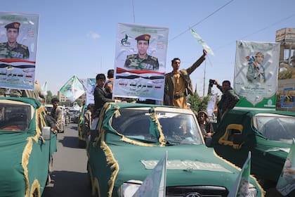 Una masiva procesión funeraria por funcionarios hutíes y otros militares en Saná, Yemen, el 16 de septiembre de 2026