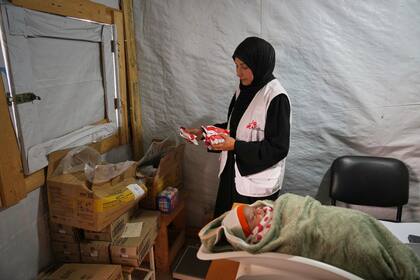 Una médica de Médicos Sin Fronteras (MSF) atiende a un bebé en Muwasi, en la Franja de Gaza. Noruega le donará a MSF la recaudación de un partido de fútbol con Israel