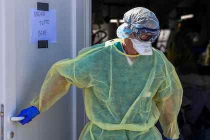 Una médica sale de la tienda de la Unidad de Cuidados Intensivos el 2 de abril de 2020 en el hospital de operaciones para pacientes con coronavirus, en Cremona, Lombardía