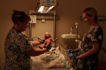 Una médica sostiene un bebé recién nacido en un hospital de la ciudad de Mukolaiv, donde hay fuertes combates contra fuerzas rusas, en Ucrania, el jueves 3 de noviembre de 2022. (AP Foto/LIBKOS)