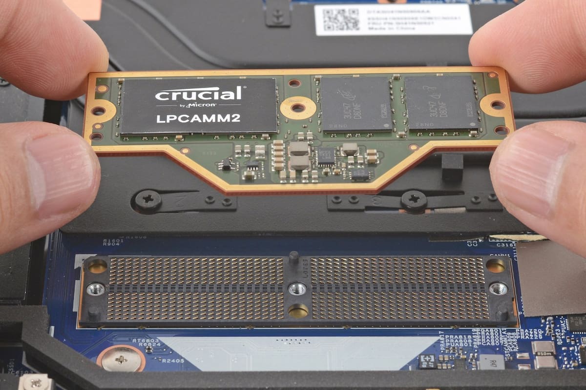 Una memoria CAMM2, el estándar que reemplaza a la RAM convencional: ocupa menos espacio al estar paralela al motherboard; tiene muchísima más capacidad y es más veloz