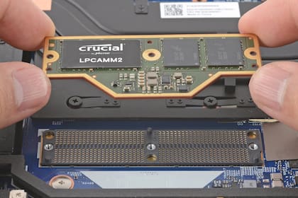 Una memoria CAMM2, el estándar que reemplaza a la RAM convencional: ocupa menos espacio al estar paralela al motherboard; tiene muchísima más capacidad y es más veloz