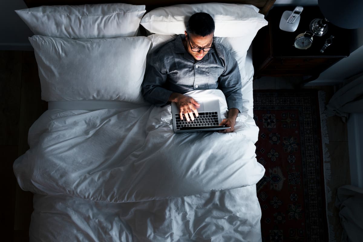 Una mente ocupada puede dificultar el descanso nocturno; técnicas como el "barajado cognitivo" buscan interrumpir los pensamientos repetitivos que retrasan el sueño