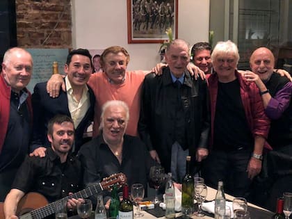 Una mesa de amiogos: Roberto "Cacho" Paladino junto a Alfio Basile, Reinaldo Merlo, Jorge Ribolzi y Horacio Pagani, entre otros.