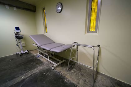 Una mesa de examinación y una andadera en la clínica médica en el Campamento Cinco. A los comandantes les dijeron el año pasado que planearan mantener el centro de detención activo durante otros veinticinco años, hasta 2043