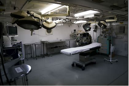 Una mesa de operación en una nueva clínica médica en el Campamento Cinco. Conforme los detenidos envejecen, el número de intervenciones quirúrgicas complejas realizadas en el centro de detención es probable que se eleve