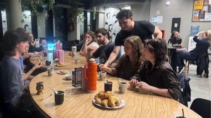 Una mesa de un hostel es ideal para compartir un mate bien argentino con viajeros del mundo