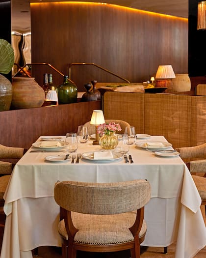 Una mesa en Fasano: manteles blancos y comida italiana de la mejor