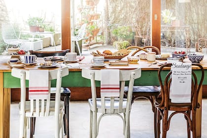 Una mesa larga para pasar las fuentes de punta a punta. Informal, alegre.