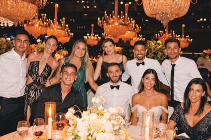 Una mesa millonaria. De pie, Pity Martínez y su mujer, Priscila Ventura, Melina Dibos, Jennifer Reina, Manuel Lanzini y Leonardo Ponzio. Sentados, Leandro González Pírez, los novios y Celeste Pumpido.