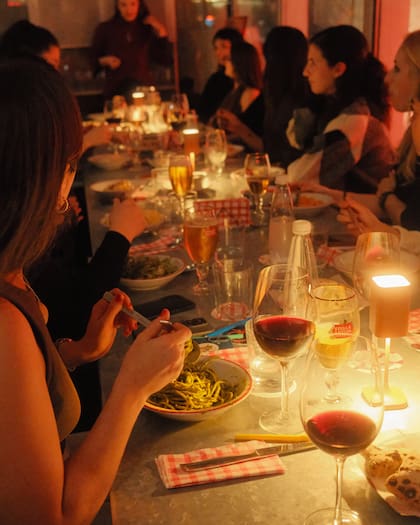 Una mesa para sentarse a cenar con desconocidos en Orno