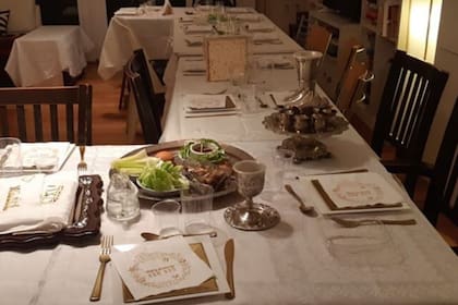 Una mesa preparada para la noche de Pésaj el año pasado, cuando se esperaban invitados.
