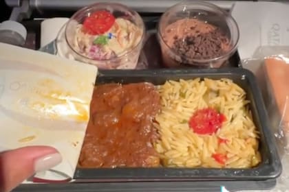 Una mexicana mostró cómo llegó a Qatar en un vuelo de clase económica