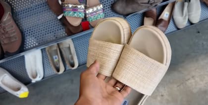 Una mezcla de bicarbonato y vinagre blanco funciona en materiales resistentes como goma o tela