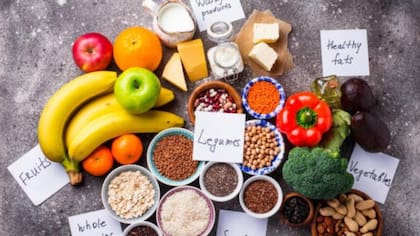Una microbiota equilibrada colabora en la descomposición de alimentos y la absorción de nutrientes, incluyendo vitaminas y minerales esenciales
Foto: iStock